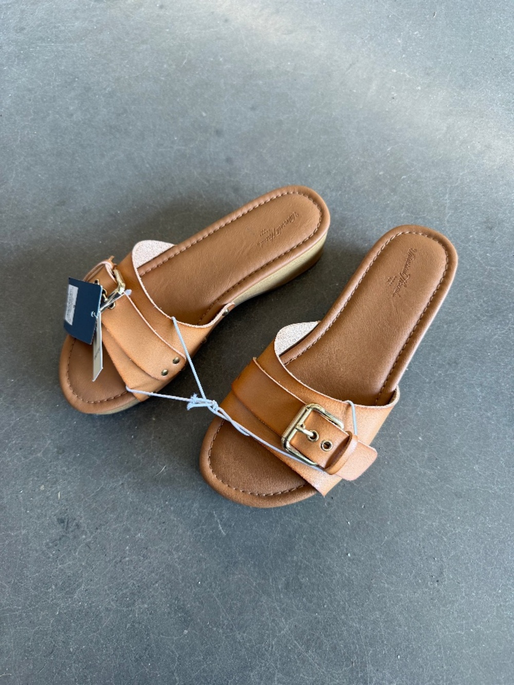 🎉 Universal thread sandals, target, size 6, NWT